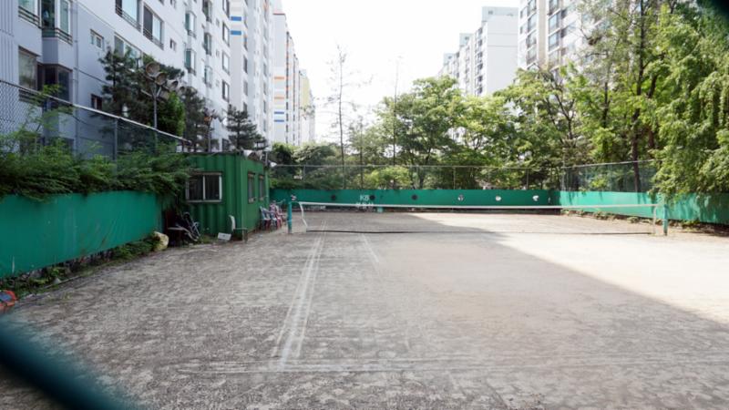 라인이 그려진 단지내 운동 공간 입니다