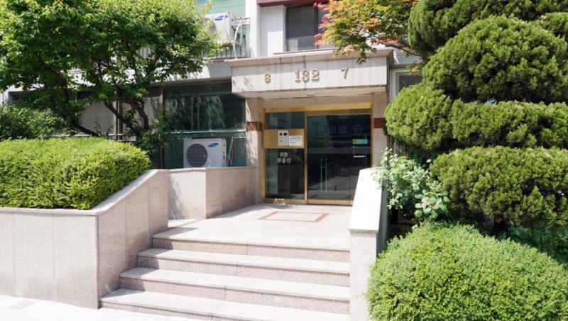 고급스러운 디자인의 공용현관 입구이에요