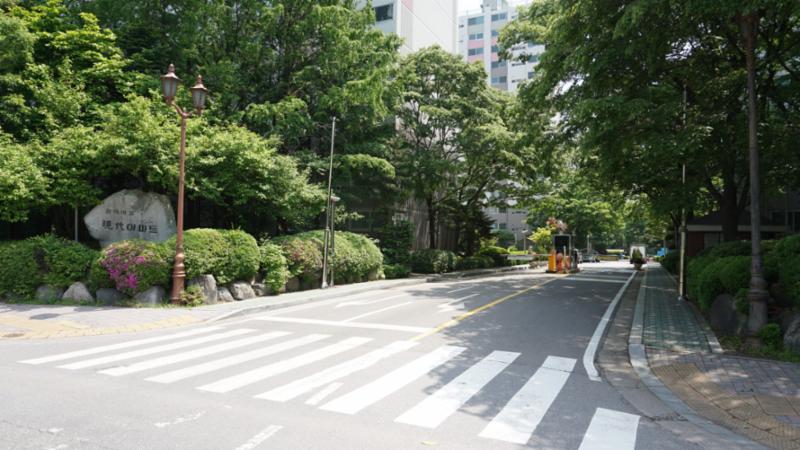 멋스러운 문주가 돋보이는 단지 정문이에요