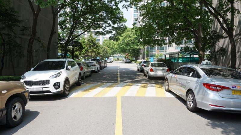 단지 내부를 가로지르는 도로입니다