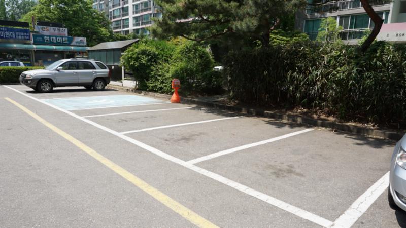 도로와 인접해 있는 지상 주차장입니다