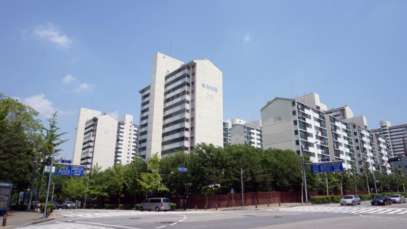 1995년 07월에 입주한 단지인 만큼 부분적으로 연식이 느껴지지만 전체적으로 양호하게 관리된 단지 외관이에요