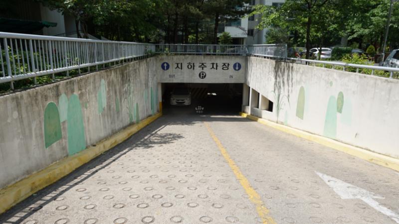 주차장으로 출입하는 도로 모습이에요