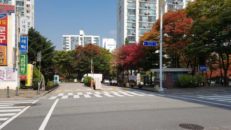경비초소와 차량 출입차단기가 설치되어 있는 단지정문이에요