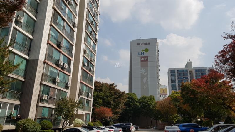 단지 앞에 여수천이 흐르고 있어 쾌적한 자연환경을 누릴 수 있는 단지에요