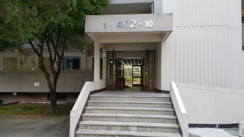 경비초소가 함께 있는 단지현관이에요