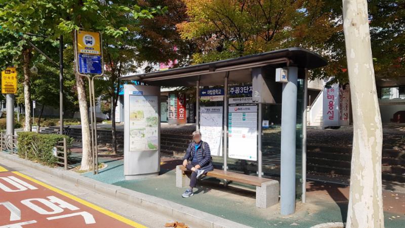 단지 앞에 버스정류장이 위치하고 있어, 이용이 편리하고 다수의 노선이 존재해 출퇴근시 이용이 매우 용이합니다