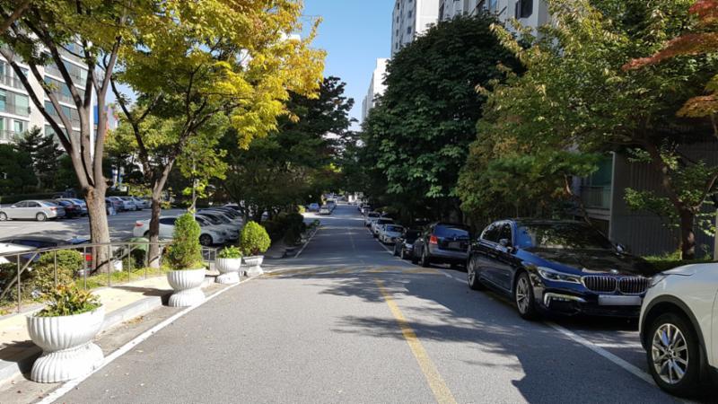 보행로와 통행로가 분리되어 있는 단지에요