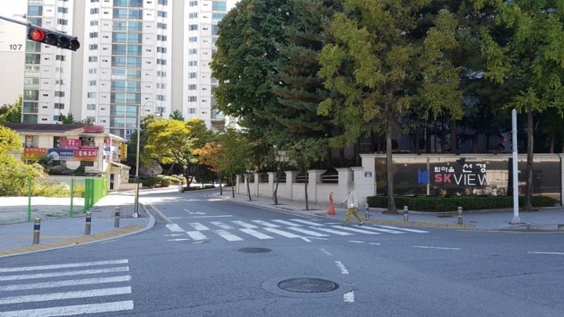 보행자들의 안전을 배려해서 횡단보도가 있는 탑선경 단지정문이에요