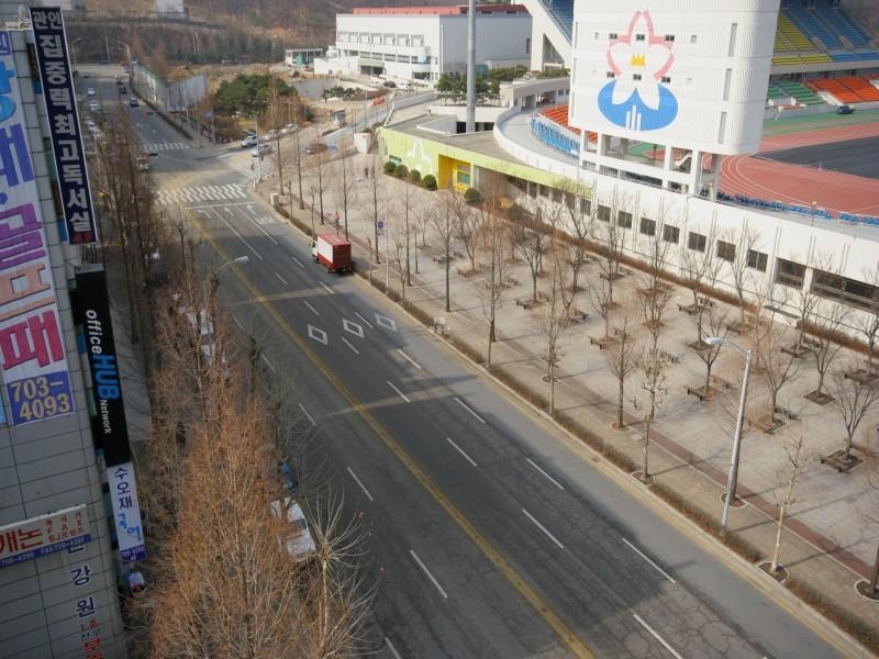 정문앞도로전경
