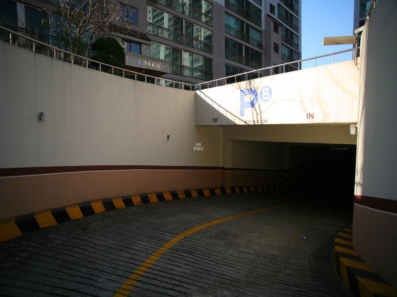 지하주차장입구