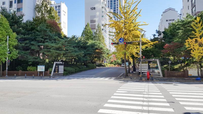 파크타운 롯데아파트 정문 출입구 주변의 모습이에요