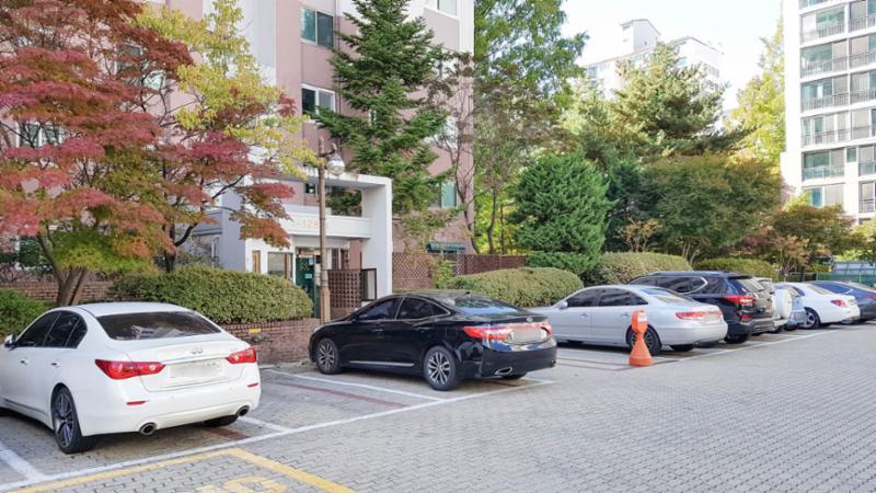 단지 현관 곳곳마다 지상 주차장이 마련되어 있고 넓이 또한 넉넉하여 차량간의 불편함이 없으며 도로와 인접해 정문이나 후문으로 이동이 편리해요