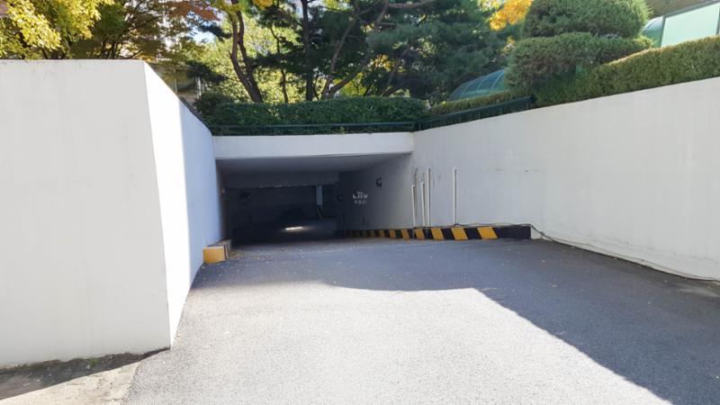 지하로 연결되어 있는 지하주차장 출입구예요