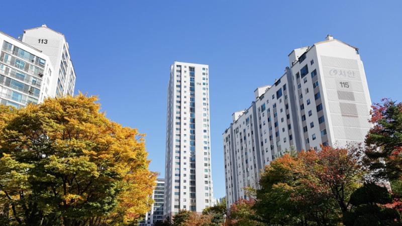 깔끔한 외관 디자인으로 관리 되고 있는 파크타운 서안아파트 전경 모습이에요