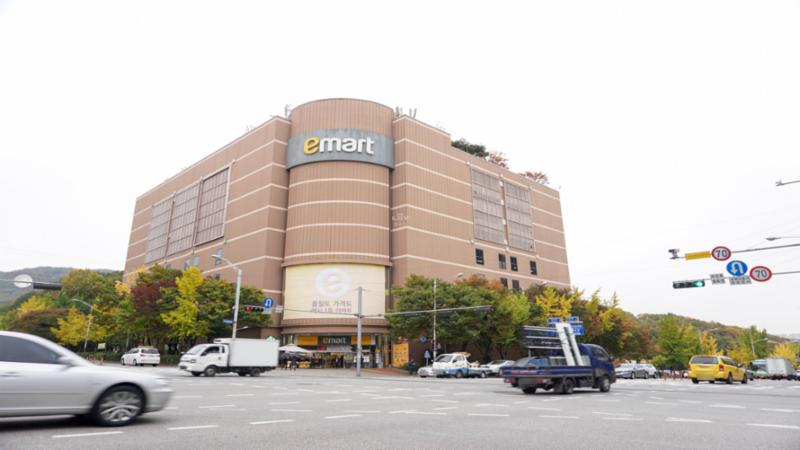 단지 주변에 위치한 대형마트로 이용이 편리하고 대형주차장이 함께 설치되어 있어 주말에도 주차 걱정없이 편리하게 이용할 수 있습니다