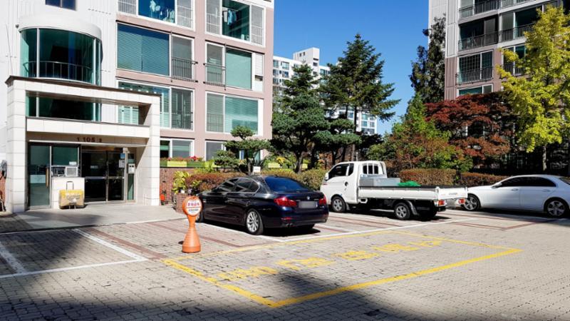 도로와 인접해 있는 지상 주차장 모습이에요