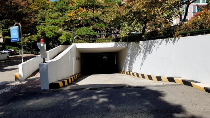 단지 내 동별로 마련 된 지하주차장이에요