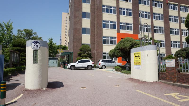 단지 주변으로 배정학교인 신기초등학교가 있습니다
