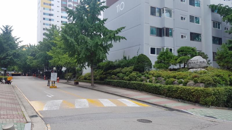 지하 주차장으로 바로 들어갈 수 있는 단지정문이에요