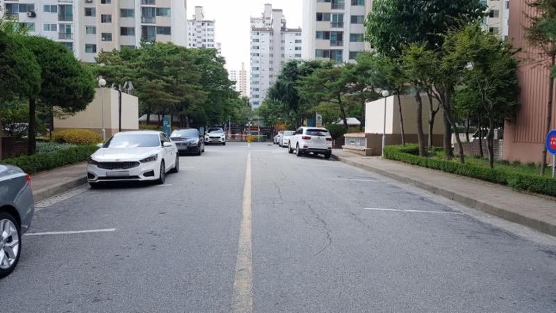 차로와 인도가 구분되어 있는 모습입니다