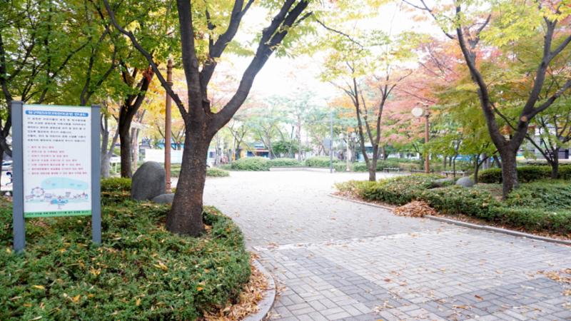 단지 주변으로 근린공원이 위치해 있습니다