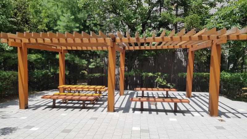 단지 내부에 위치한 쉼터 모습이고요