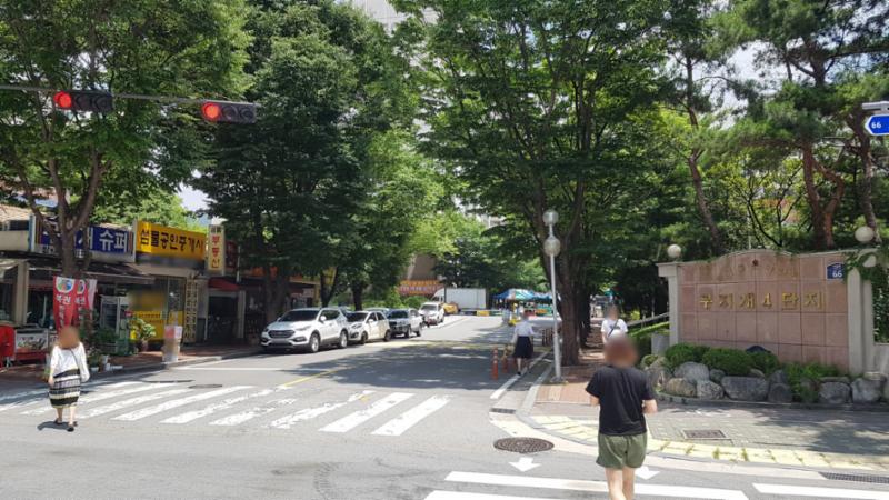 멋스러운 문주가 돋보이는 단지 정문이에요