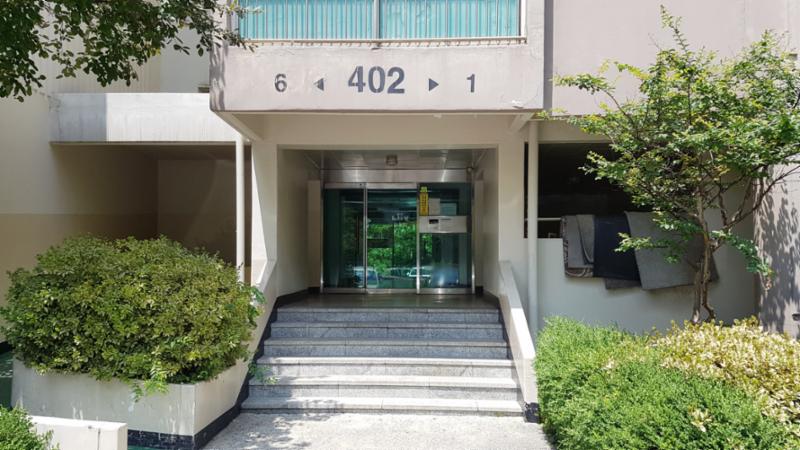 무지개4단지주공아파트 공동현관이에요
