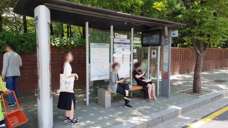 단지 앞에 버스정류장이 위치하고 있어, 이용이 편리하고 다수의 노선이 존재해 출퇴근시 이용이 매우 용이합니다