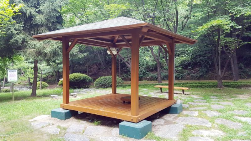 멋스러운 조경시설과 조화롭게 꾸며진 주민쉼터 공간이에요