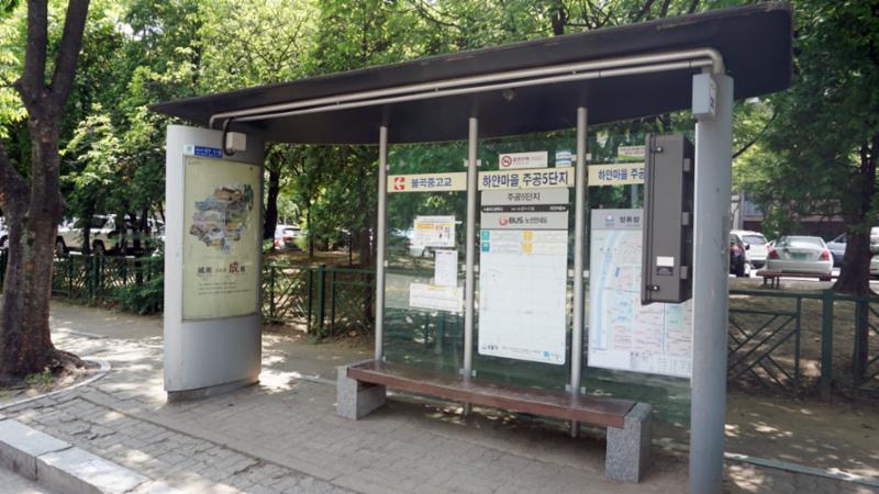 단지 주변에 위치한 버스정류장입니다