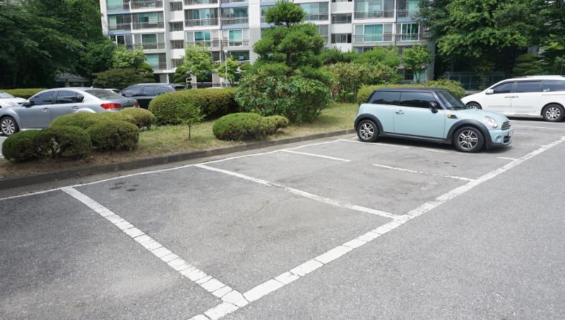도로와 인접해 있는 지상 주차장입니다
