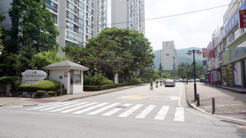 정문 앞 바로 횡단보도와 연결되는 곳에 출입구가 위치해 있으며 바로 건너편 버스정류장으로 한번에 건널 수 있어 편리하게 이용이 가능해요
