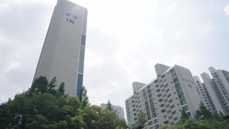 심플한 외관 디자인으로 품격있고 고급스러움이 느껴지는 단지 모습 입니다