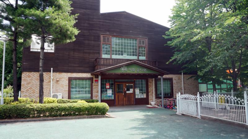 단지 모든 곳에서 접근이 용이하여 아이들의 등하원도 안전하며 부모 또한 자녀들을 안심하고 보육할 수 있는 어린이집이 마련되어 있어요