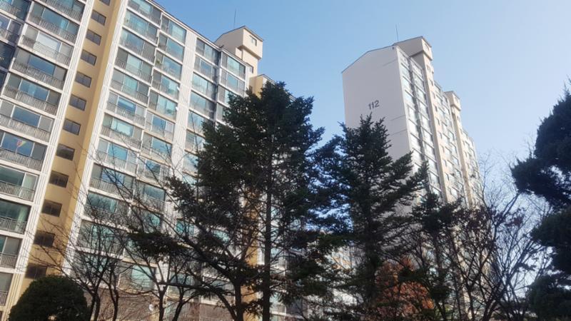 1994년 12월에 입주한 단지인 만큼 부분적으로 연식이 느껴지지만 전체적으로 양호하게 관리된 단지 외관이에요
