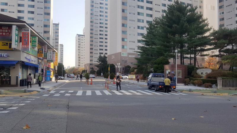 호수2단지현대 단지 정문이에요