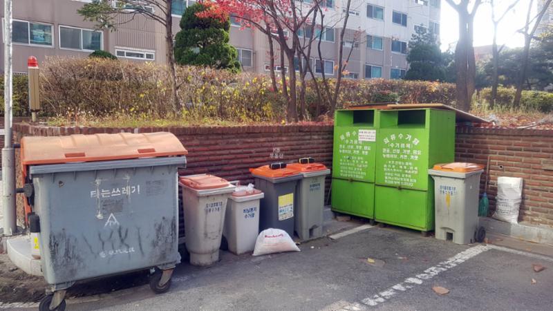 단지 내 분리수거함이에요