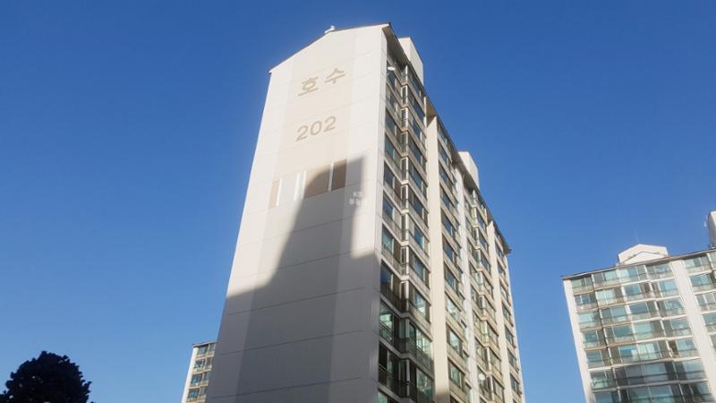 1994년 10월에 입주한 단지인 만큼 부분적으로 연식이 느껴지지만 전체적으로 양호하게 관리된 단지 외관이에요