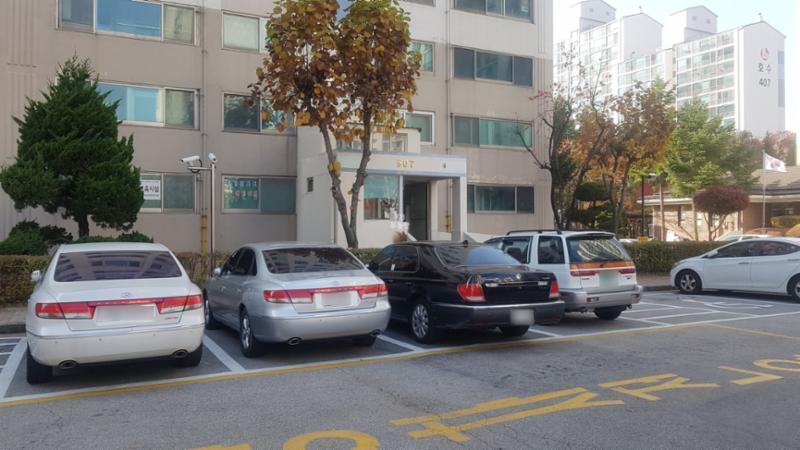 단지 내 지상주차장 모습이에요