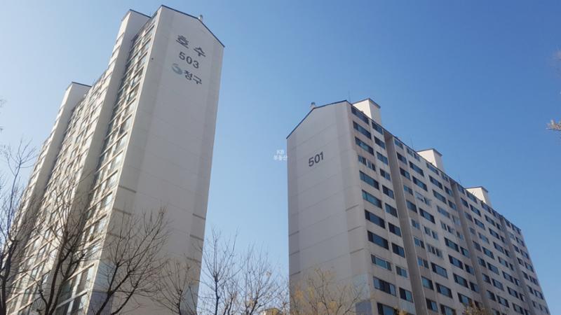 1994년 3월에 입주한 단지인 만큼 부분적으로 연식이 느껴지지만 전체적으로 양호하게 관리된 단지 외관이에요