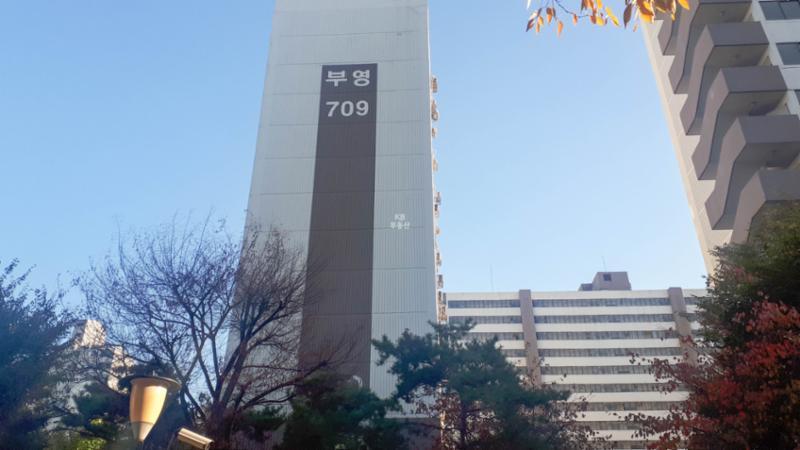 1992년에 입주한 단지여서 다소 세월의 흔적은 보이지만 페인트로 재마감해 깔끔한 외관을 자랑합니다