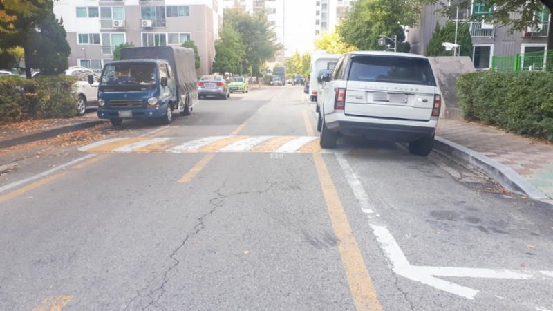 단지 내부를 가로지르는 도로 모습이에요