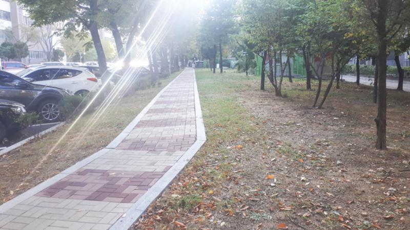 벽돌 타일로 지어진 산책로에요