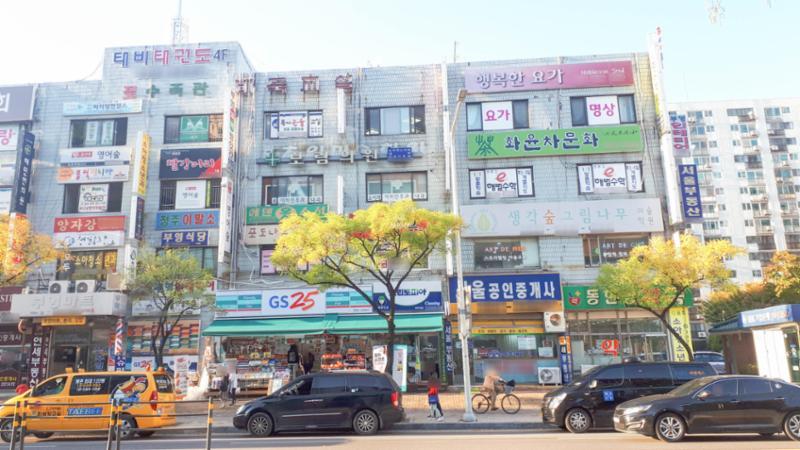 정문 주변에 위치한 단지 내 상가에요