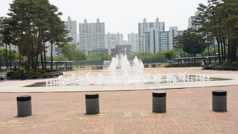 단지 주변으로 중앙공원이 위치해 있습니다