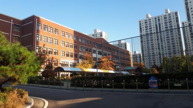 단지 주변에 위치한 동안초등학교입니다