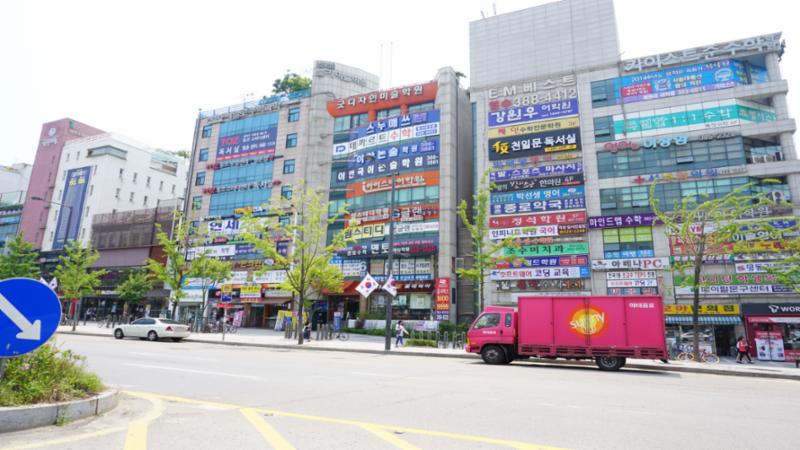 단지 주변으로 학원가가 밀집되어 있어 우수한 교육환경을 자랑합니다