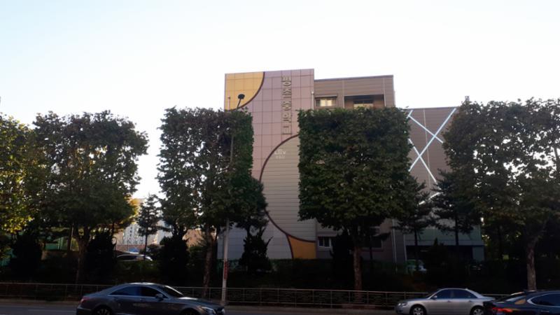 단지와 인접해 있는 평촌중학교입니다